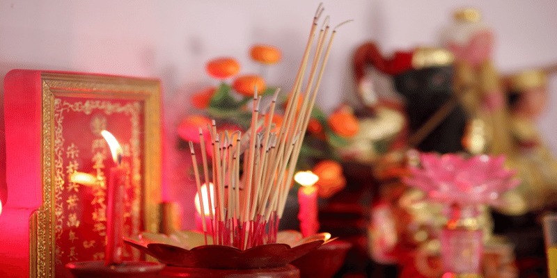 Thắp hương và cầu tổ tiên giải vận đen lô đề